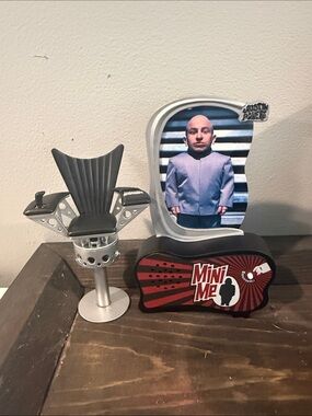 Mini-Me Movie Collectible Display with Silver Chair